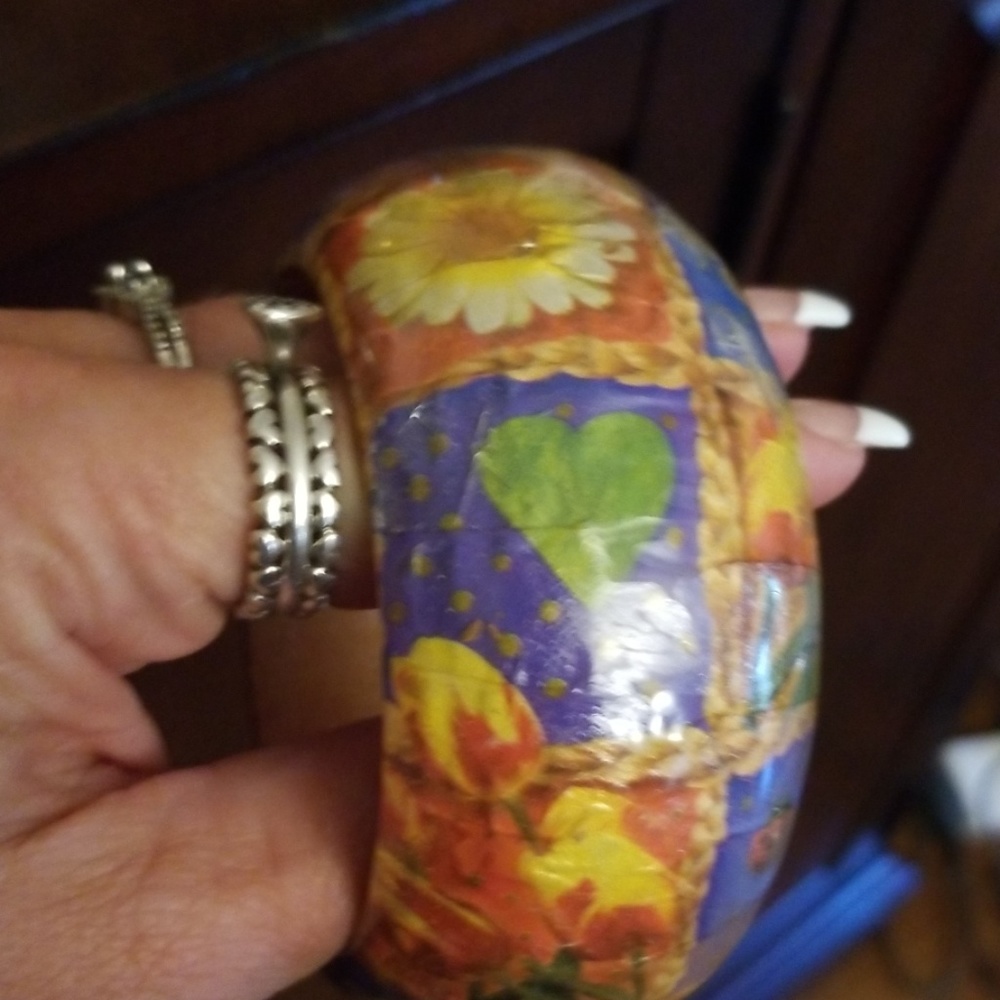$5 ITEM. Pretty bangle Bracelet. MUST BUNDLE WITH TWO OTHER ITEMS - Picture 5 of 7
